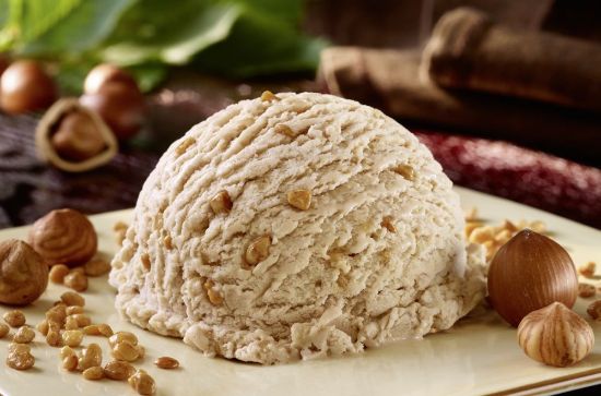 Bild von CD Haselnuss Krokant mit der Beschreibung Zart schmelzende Haselnuss-Eiscreme mit ihren feinen karamellisierten Haselnuss-Stückchen.