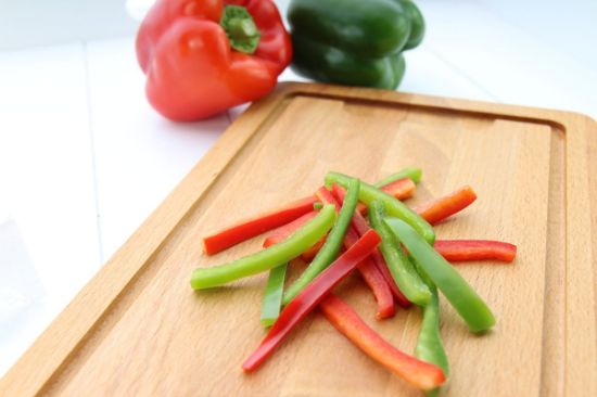 Bild von Paprikastreifen geflammt mit der Beschreibung rot / grün