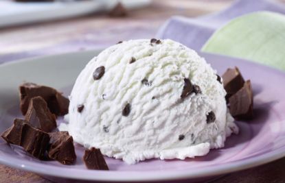 Bild von CD Stracciatella mit der Beschreibung Cremiges Eis mit Sahne verfeinert und köstlichen Schokoladenstückchen.