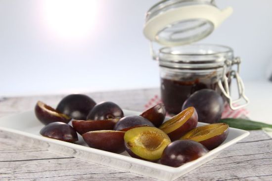 Bild von Pflaumen-Hälften mit der Beschreibung ohne Stein