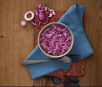 Bild von Redslaw Salat mit der Beschreibung Feinkostsalat mit Rotkohl, Karotten, Sellerie und Äpfeln in einer veganen Salatmayonnaise