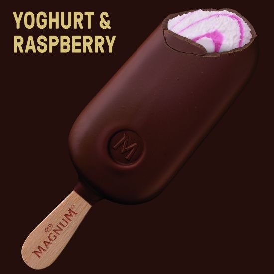 Bild von Magnum Yoghurt & Raspberry mit der Beschreibung Erfrischendes Eis mit Joghurt, fruchtiger Himbeersauce und knackiger Magnum-Schokolade.