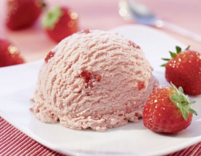 Bild von CD Erdbeere mit der Beschreibung Cremiges Erdbeereis, das mit saftigen Erdbeerstückchen.