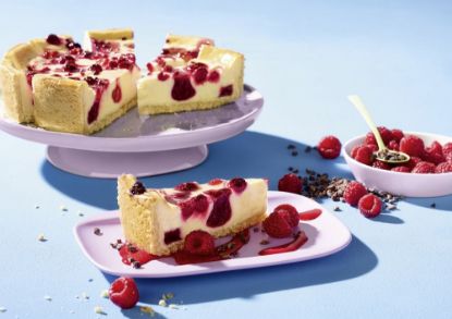 Bild von Creamy Raspberry Cheesecake mit der Beschreibung Vegane Cheesecake-Alternative mit Himbeeren, cremig auf nussigem Mürbeteig