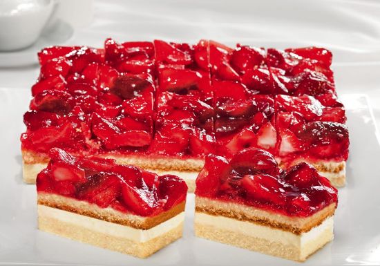 Bild von Erdbeer Sahneschnitte mit der Beschreibung 16 Port., vg, (P590)