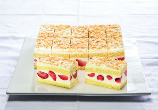 Bild von Erdbeer-Joghurt-Sahneschnitte mit der Beschreibung 16 Port. vg