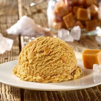 Bild von CD Salted Caramel mit der Beschreibung Zart schmelzendes Caramel-Eis verfeinert mit Fleur de Sel und köstlichen Buttercaramel-Würfeln.