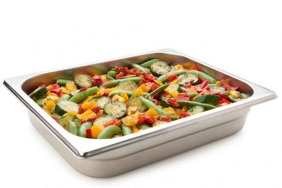 Bild von Grillgemüse Mediterran mit der Beschreibung Gelbe & Rote Gemüsepaprika, Zuckererbsenschoten, gegrillte Zucchini, mediterane Sauce