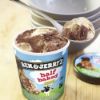 Bild von Half Baked mit der Beschreibung Schokoladen- und Vanille-Eiscreme mit Brownies, kakaohaltigen Bits und Plätzchenteig.