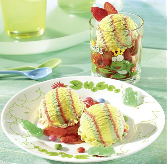 Bild von SCHMECKERFATZ (KIDS) mit der Beschreibung Das leckere Kugeleis mit Birnen-Fruchteis, Eis mit Vanillegeschmack und Erdbeersauce.