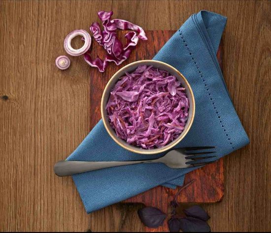 Bild von Redslaw Salat mit der Beschreibung Feinkostsalat mit Rotkohl, Karotten, Sellerie und Äpfeln in einer veganen Salatmayonnaise